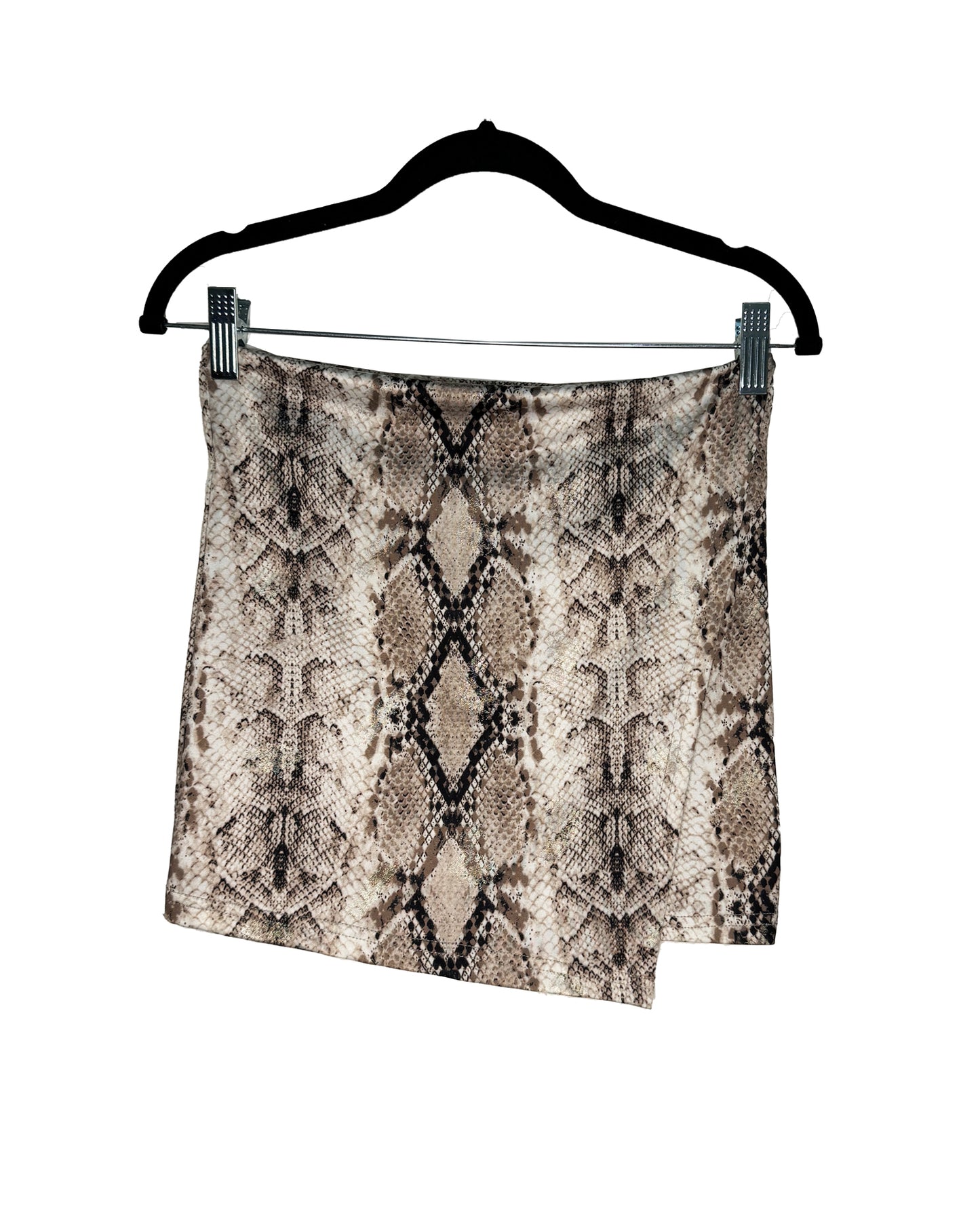 Stand out with this unique upcycled asymmetrical skirt featuring an eye-catching snake pattern. Blending sustainable fashion with a bold design, this skirt offers a distinctive look that adds flair and individuality to any wardrobe. Perfect for those who value eco-friendly choices and edgy style.